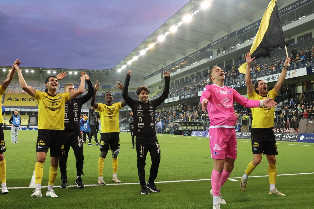 Laget etter seieren mot Bryne forrige hjemmekamp på Sparebanken Sør Arena (Foto: Svein Grundetjern)