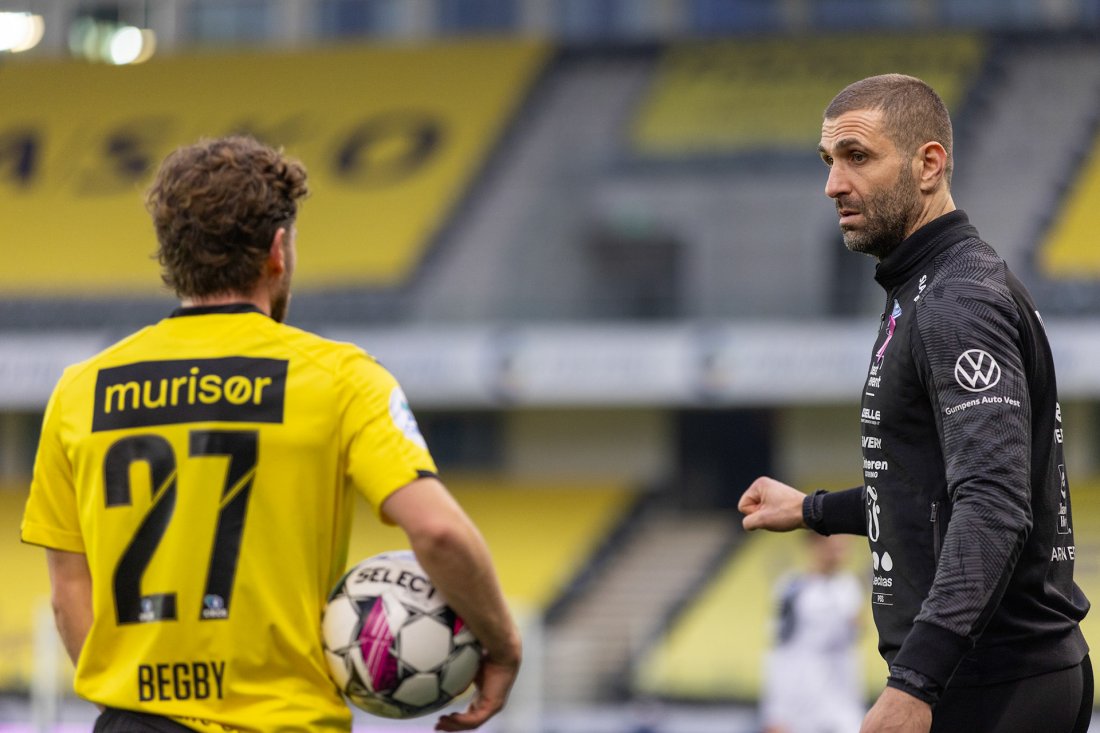 Azar Karadas kom til IK Start i februar 2024 og har siden da vært hovedtrener for A-laget hele sesongen. Foto: Daniel Haus (Start-Moss).