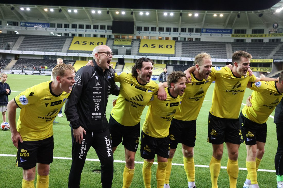 Fredrik kom til klubben i april. Her feirer han 3-1 seieren over Åsane i høst sammen med lagkameratene. Foto: Svein Grundetjern.