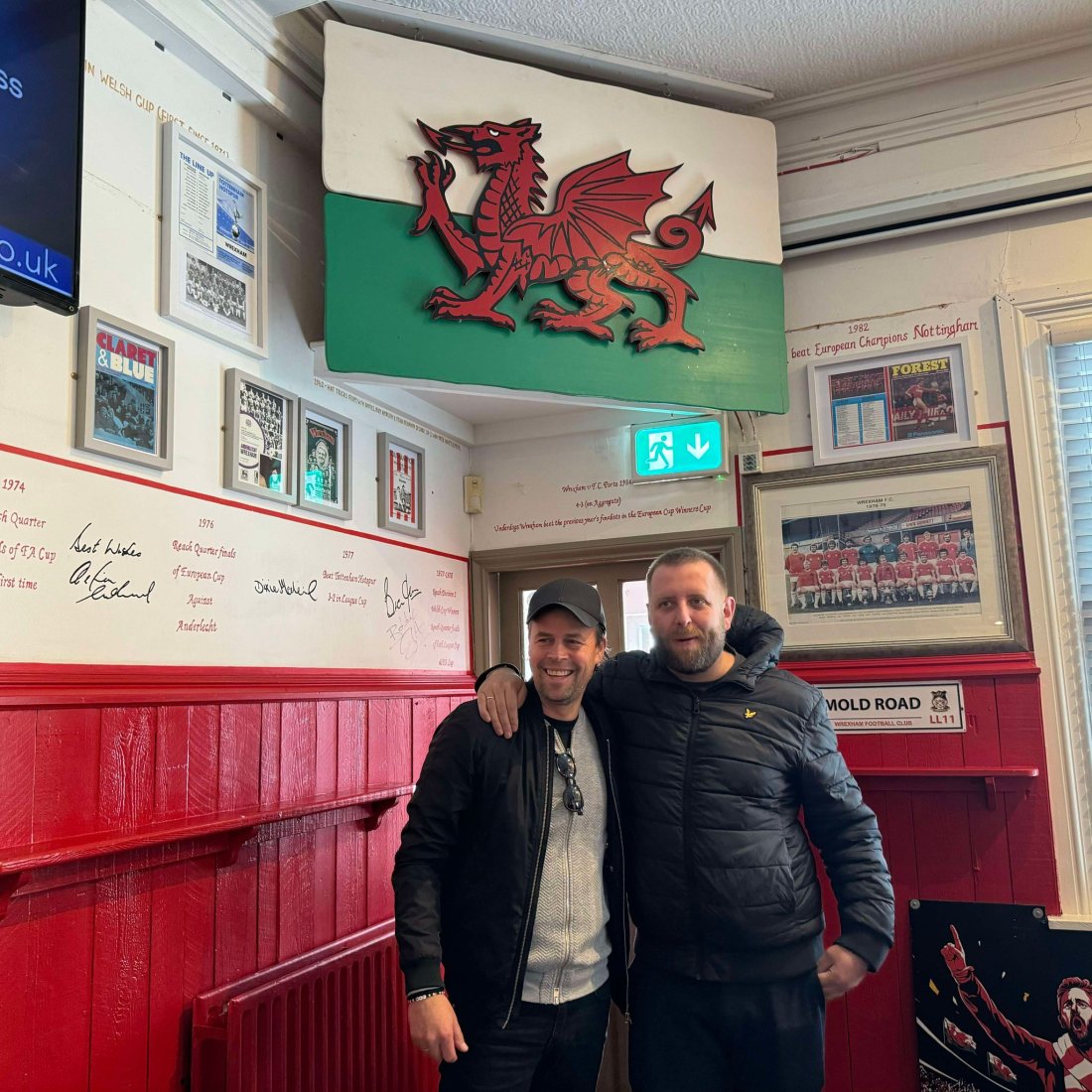 Innsiden av "The Turf", Wrexhams supporterpub