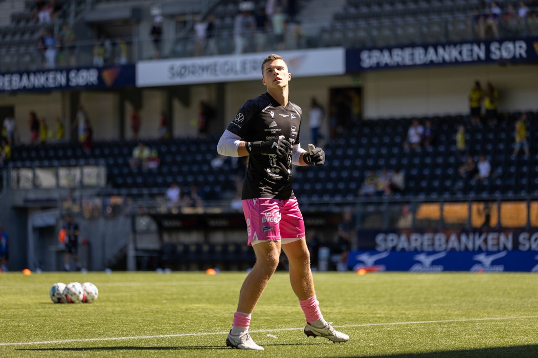 Jasper i oppvarming før kampen mot VIF i sommer. Foto: Daniel Haus.