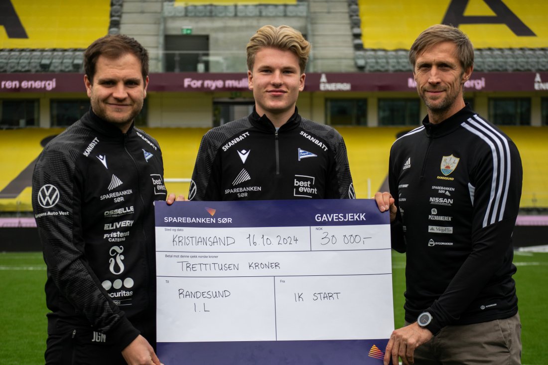 Leanders overgang gir Randesund 30 000 kr i utdanningskompensasjon (Fra venstre: Utviklingsleder i Start, Johan Gjønnes Nilsen, Leander Bjerke og Sportslig leder i Randesund, Johan Holte.