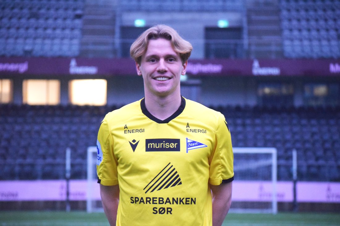 Mikael skriver under på en kontrakt som holder ham i IK Start ut 2026.